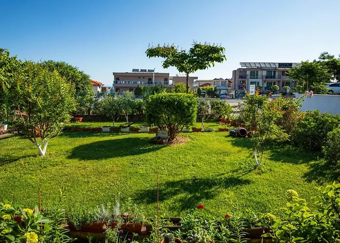 Cherry בית הארחה 2*